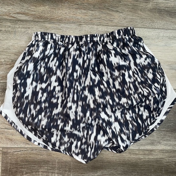 women’s black nike athletic shorts - Picture 3 of 4